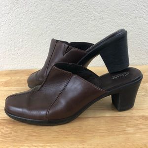 Clarks Bendable Brown Leather Clogs Size 9